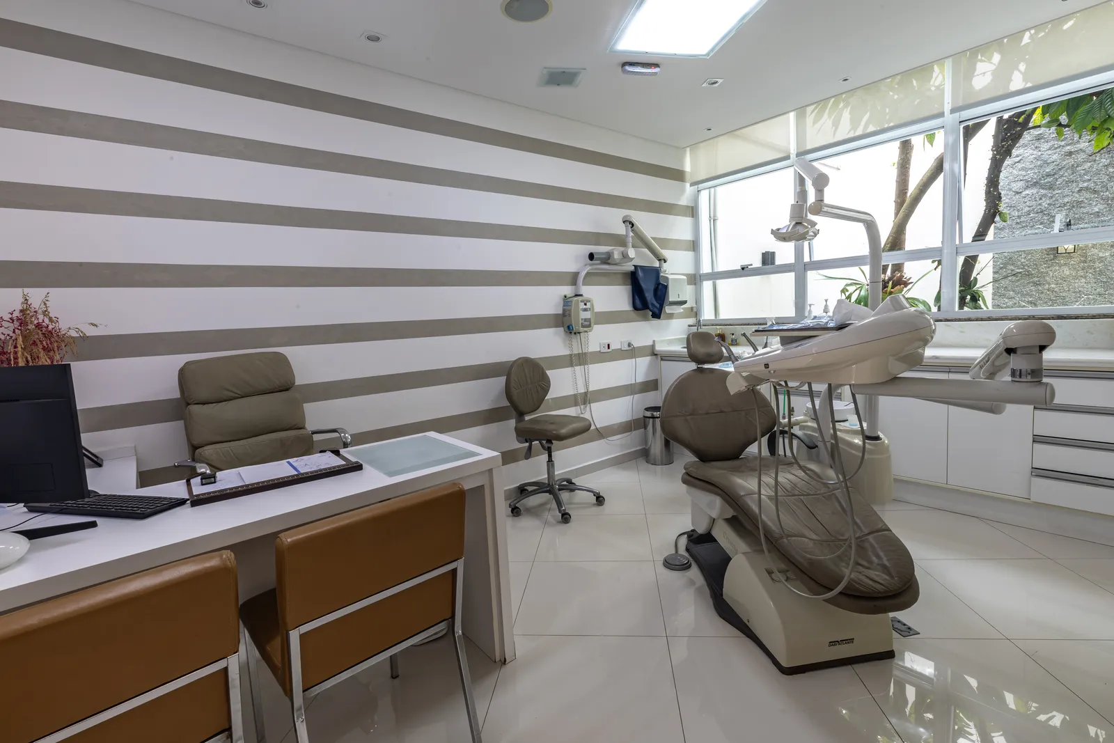 Consultório moderno com equipamentos odontológicos