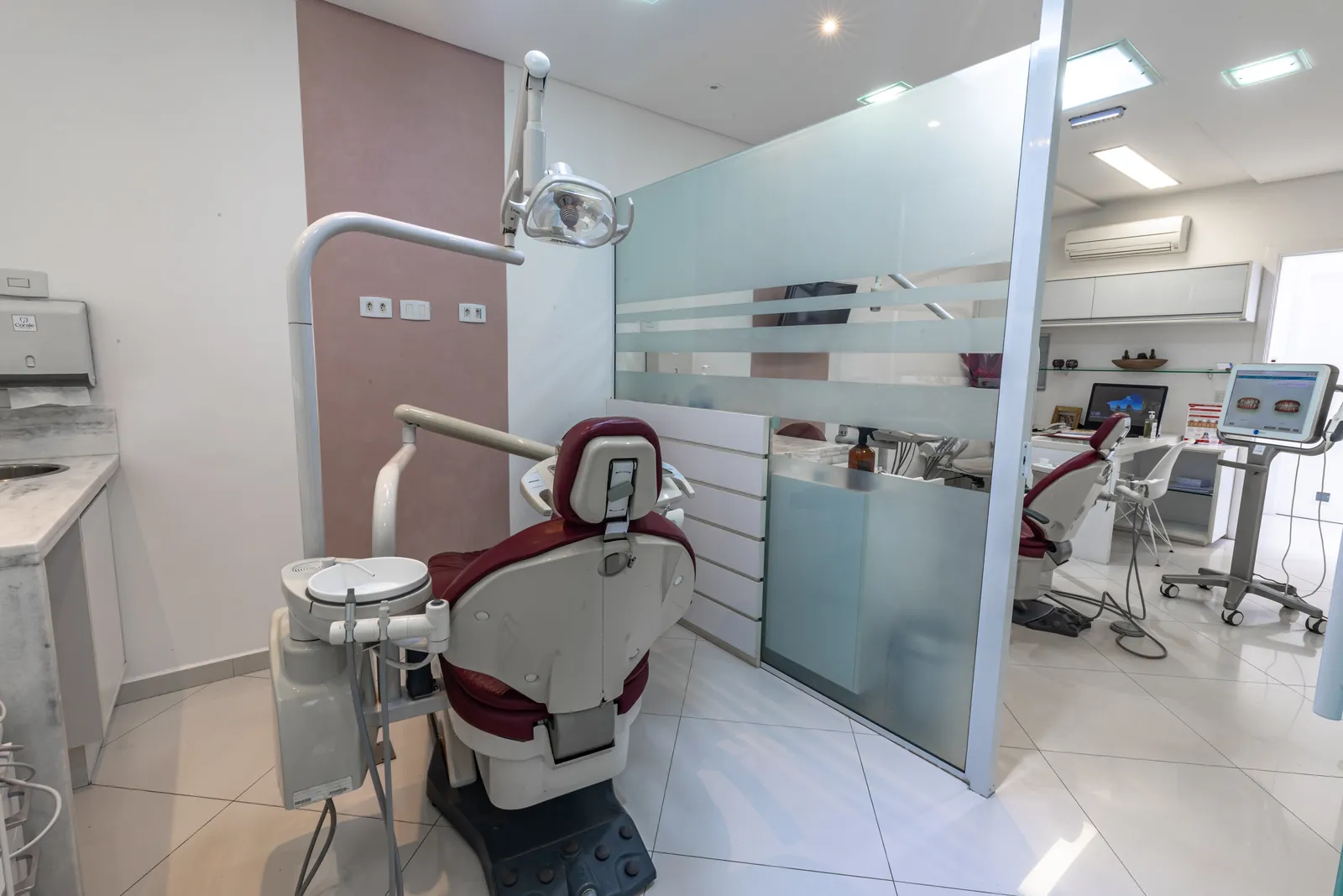 Segundo consultório equipado com cadeira odontológica