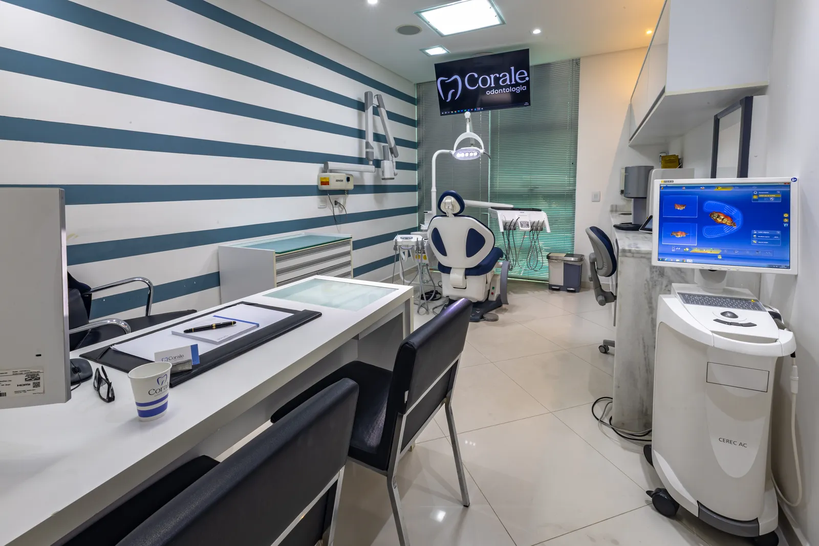 Consultório com tecnologia digital e equipamentos de ponta