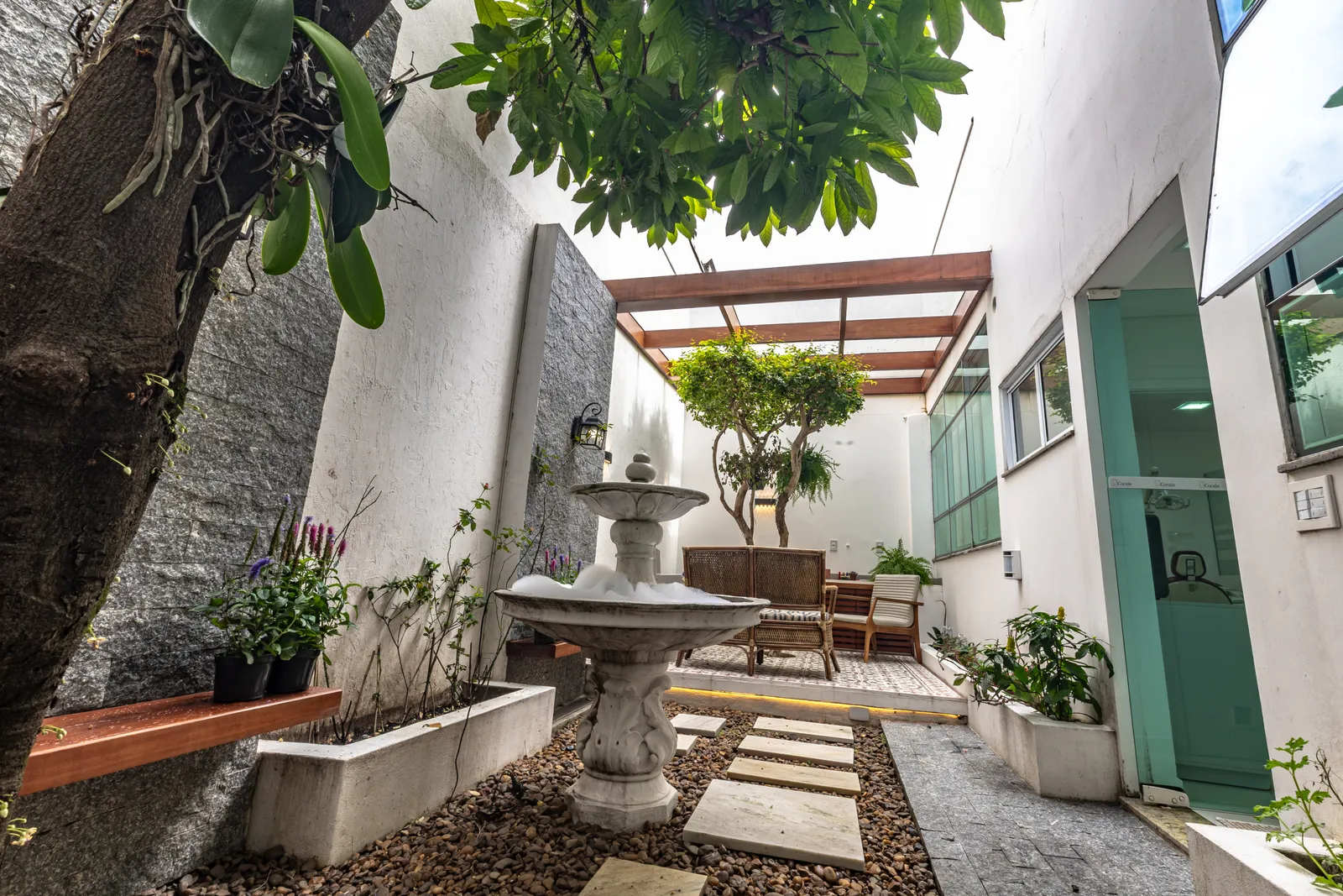 Jardim e área de convivência externa da clínica