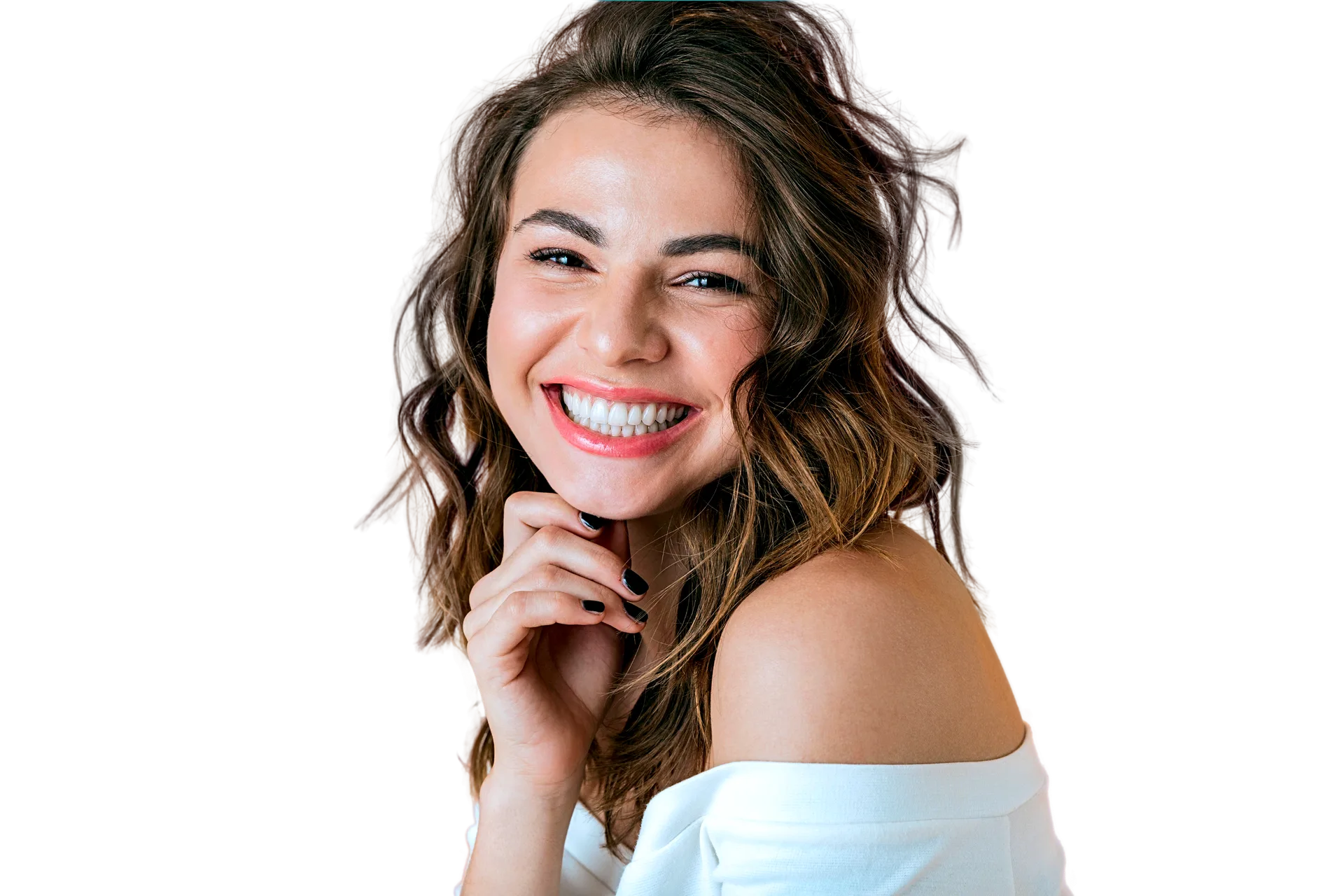 Mulher sorrindo com confiança após tratamento na Corale Odontologia